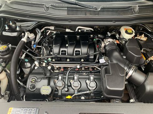 Used 2018 Ford Explorer XLT w/ Equipment Group 202A AWD/4WD image 9