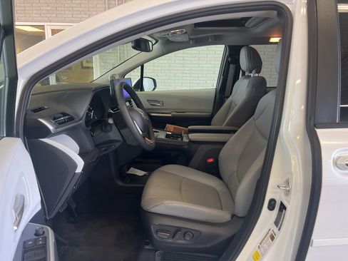 Used 2025 Toyota Sienna XLE w/ XLE Plus Package FWD image 8