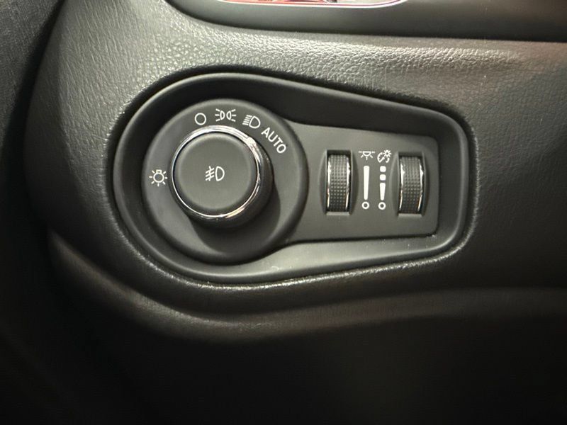 Used 2020 Jeep Renegade Trailhawk w/ Premium Leather Group AWD/4WD image 22
