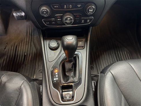 Used 2019 Jeep Cherokee Limited image 14