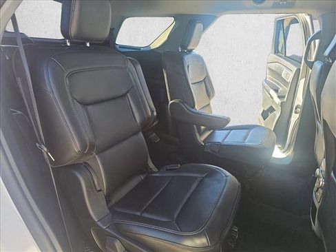 Used 2021 Ford Explorer XLT w/ Equipment Group 202A image 9