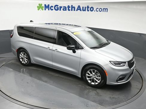 Used 2026 Chrysler Pacifica Limited FWD image 3