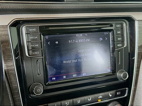 Used 2017 Volkswagen Passat 1.8T SEL Premium image 19