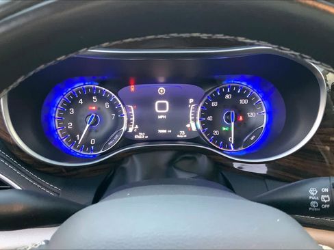Used 2022 Chrysler Pacifica Limited FWD image 25