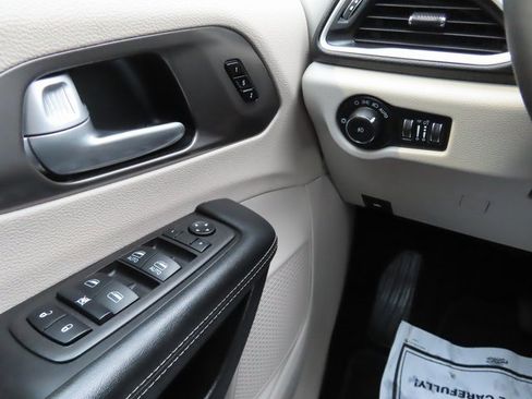 Used 2024 Chrysler Pacifica Touring-L image 31