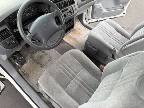 Used 1998 Toyota Sienna LE image 28