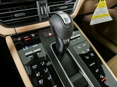 Used 2026 Porsche Macan AWD/4WD image 18