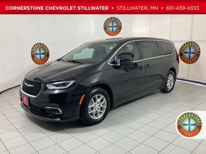 Used 2025 Chrysler Pacifica Select