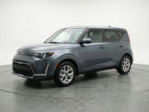Used 2025 Kia Soul LX w/ LX Technology Package image 3