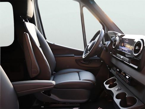 New 2025 Mercedes-Benz Sprinter 2500 image 8