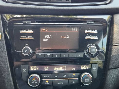 Used 2017 Nissan Rogue SV FWD image 16