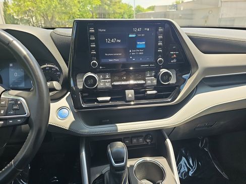 Used 2020 Toyota Highlander LE FWD image 21