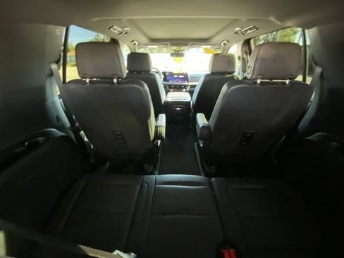 Used 2025 Chevrolet Suburban Z71 w/ Comfort Package AWD/4WD image 18