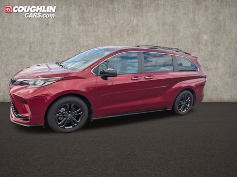 Used 2024 Toyota Sienna XSE AWD/4WD image 4