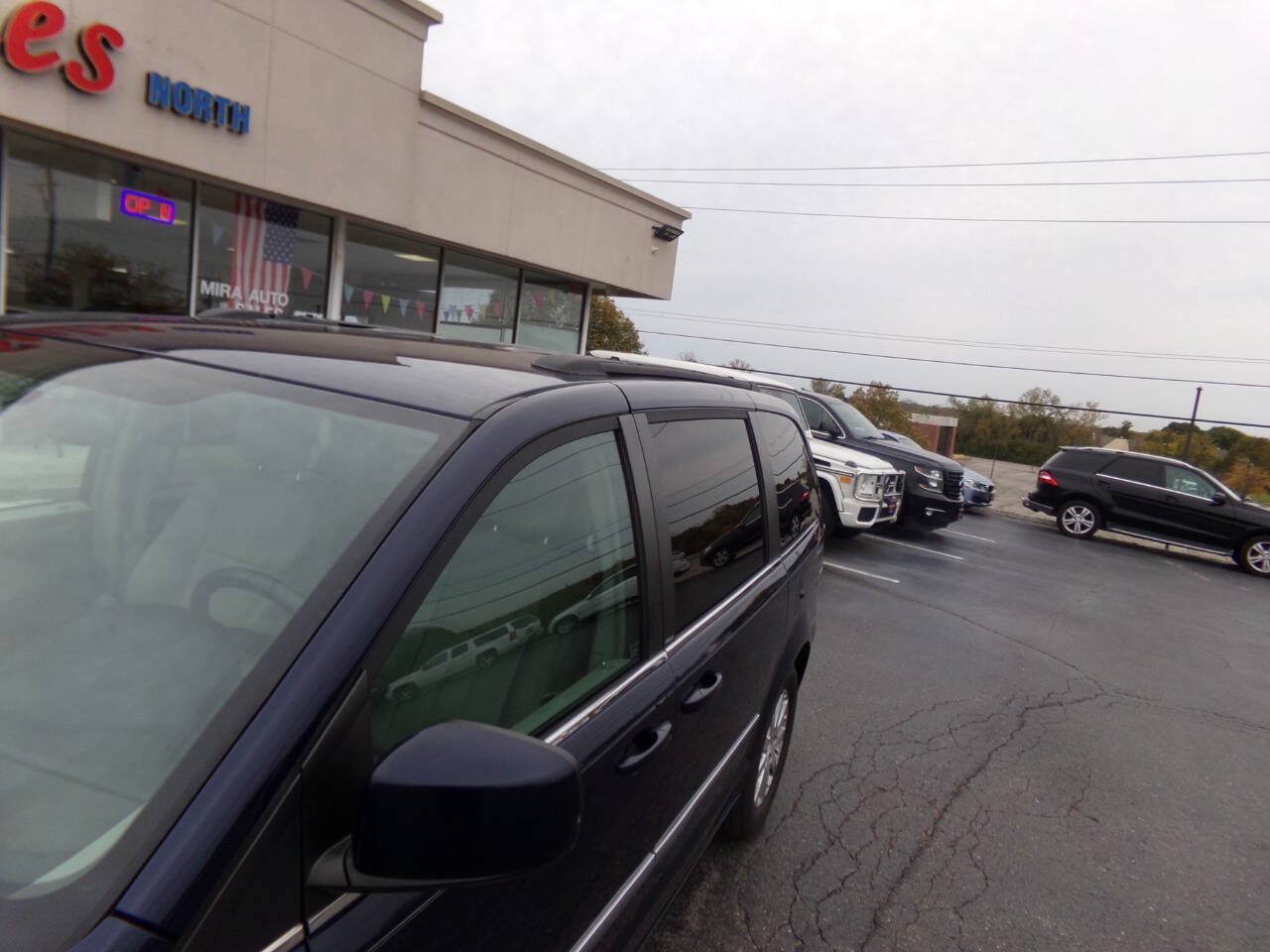 Used 2013 Chrysler Town & Country Touring FWD image 40