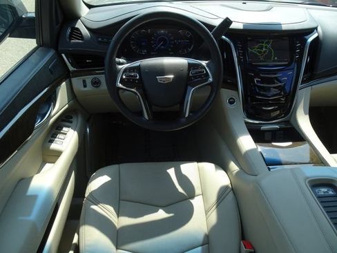 Used 2019 Cadillac Escalade Luxury AWD/4WD image 14