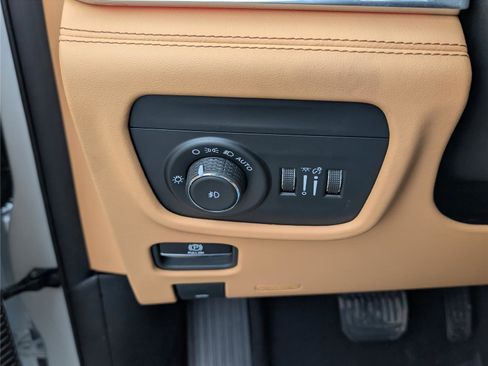 Used 2024 Jeep Grand Cherokee Summit image 23