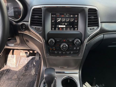 Used 2018 Jeep Grand Cherokee Limited image 17