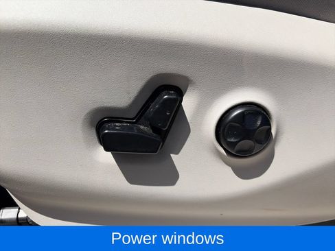 Used 2018 Chrysler Pacifica Touring-L FWD image 17