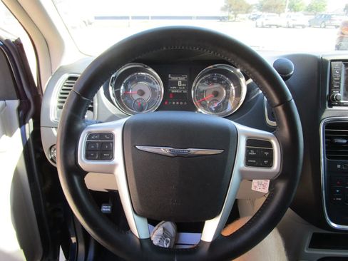 Used 2014 Chrysler Town & Country Touring FWD image 14