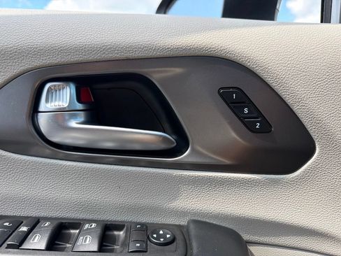 Used 2023 Chrysler Pacifica Touring-L FWD image 18