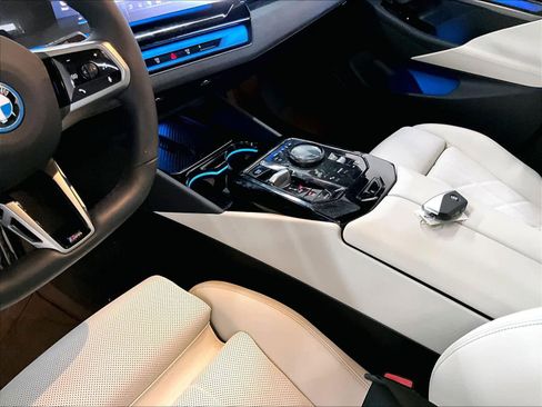 Certified 2026 BMW i5 eDrive40 w/ M Sport Package RWD image 19