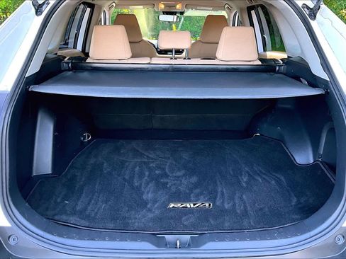 Used 2019 Toyota RAV4 LE w/ Carpet Mat Package AWD/4WD image 30