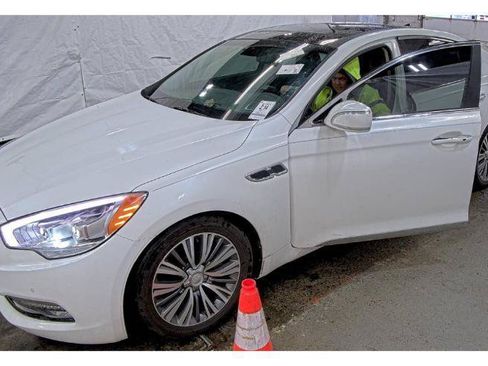 Used 2017 Kia K900 Premium RWD image 2