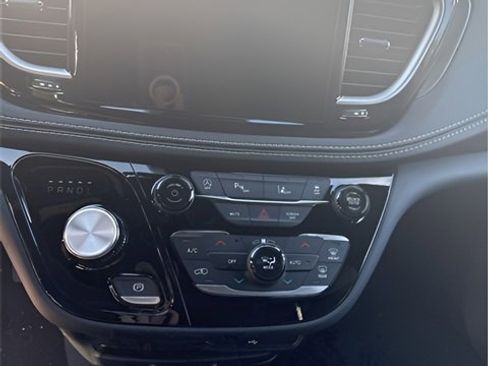 New 2026 Chrysler Pacifica Select image 16