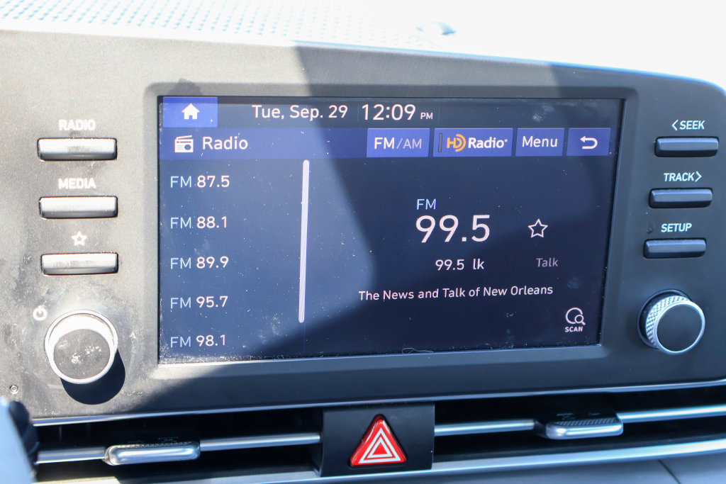 Used 2023 Hyundai Elantra SE w/ Cargo Package FWD image 4