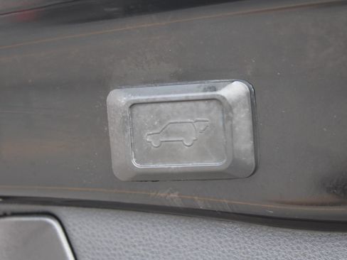 Used 2020 Toyota RAV4 XLE w/ Convenience Package AWD/4WD image 9