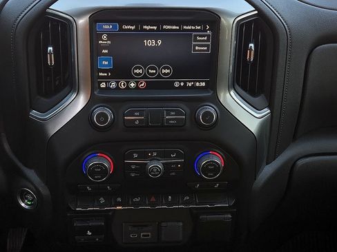 Used 2022 Chevrolet Silverado 1500 LT w/ Z71 Off-Road Package AWD/4WD image 11