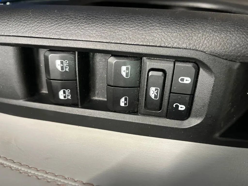 Used 2025 Jeep Compass Limited AWD/4WD image 21