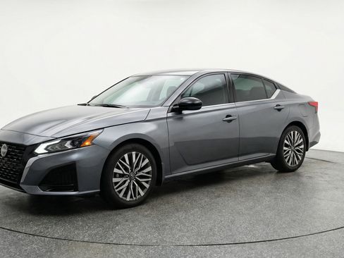 Used 2025 Nissan Altima 2.5 SV FWD image 3