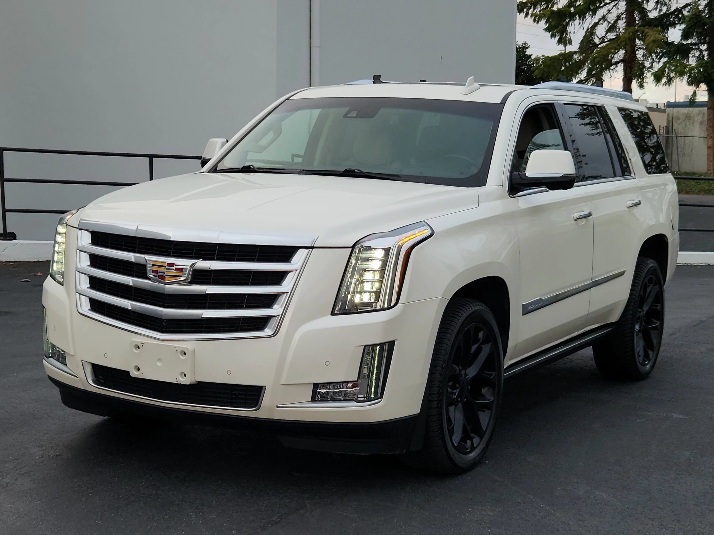 Used 2015 Cadillac Escalade Premium AWD/4WD image 1