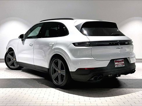 Used 2025 Porsche Cayenne image 3