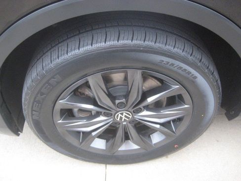 Used 2023 Volkswagen Tiguan SE w/ Panoramic Sunroof Package AWD/4WD image 11