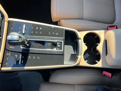 Used 2025 Porsche Macan image 25