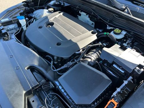 Used 2023 Volvo XC40 B5 Plus image 31