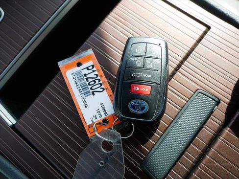 Certified 2024 Toyota Sienna XLE FWD image 30