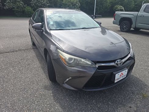 Used 2017 Toyota Camry SE FWD image 3
