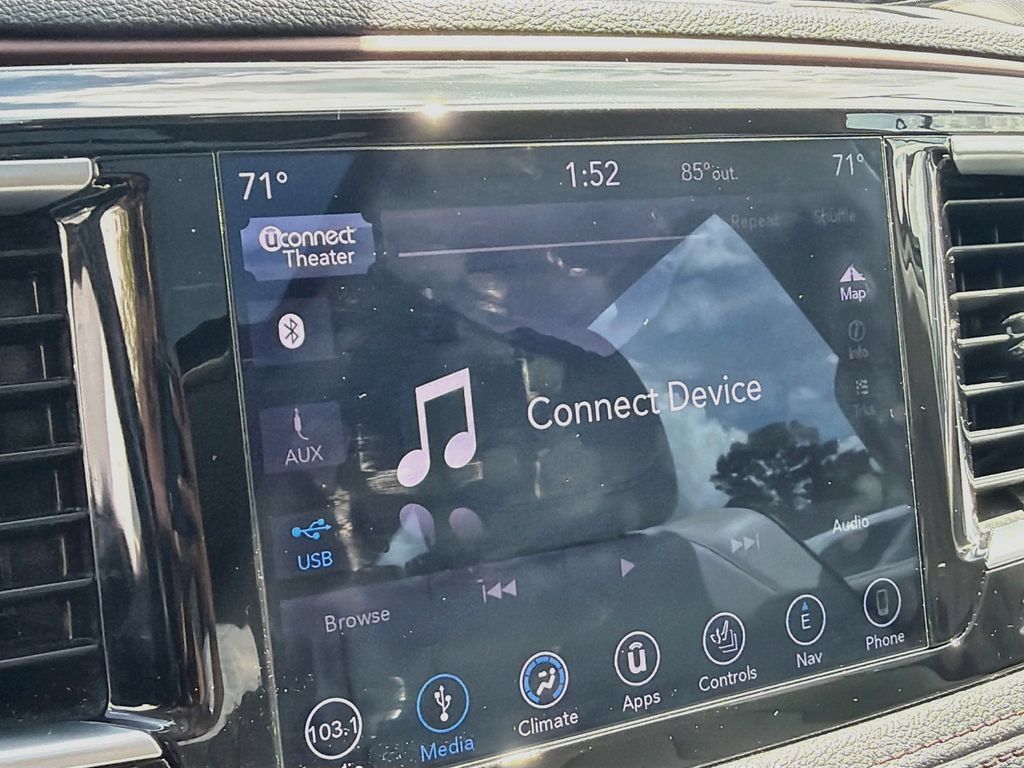 Used 2018 Chrysler Pacifica Limited w/ Tire & Wheel Group FWD image 15