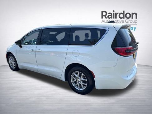 Used 2025 Chrysler Pacifica Select FWD image 5