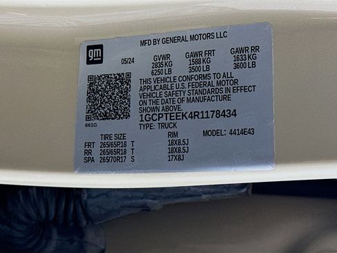 Used 2024 Chevrolet Colorado Trail Boss w/ Technology Package AWD/4WD image 12