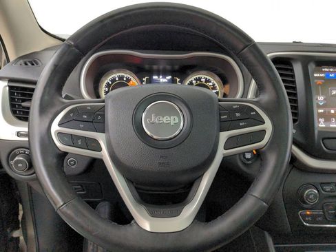 Used 2017 Jeep Cherokee Latitude w/ Comfort/Convenience Group AWD/4WD image 18