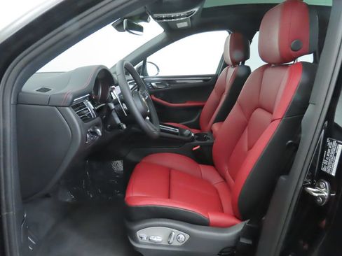 Used 2025 Porsche Macan AWD/4WD image 5