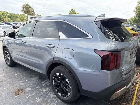 Certified 2025 Kia Sorento S FWD image 8