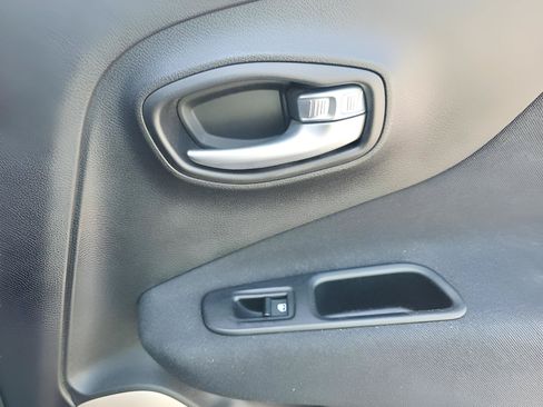 Used 2015 Jeep Renegade Latitude FWD image 14