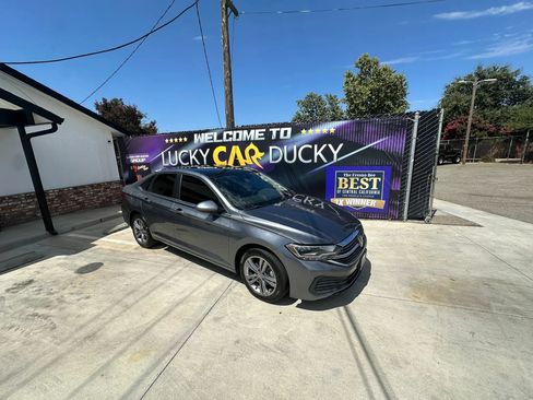 Used 2024 Volkswagen Jetta SE FWD image 2