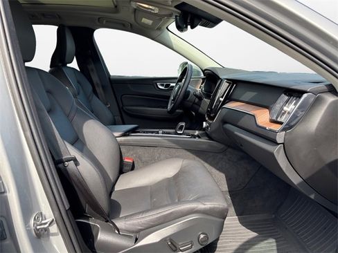 Used 2022 Volvo XC60 B5 Momentum w/ Advanced Package image 15
